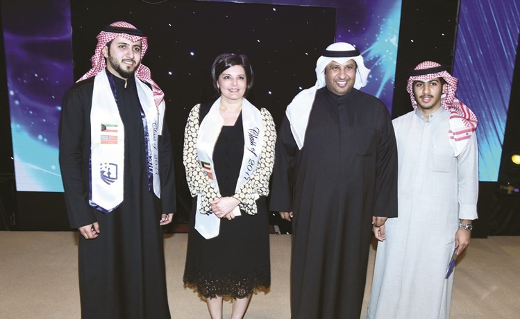 د.اسيل العوضي مع النائب الحميدي السبيعي وابنه الخريج بدر الحميدي السبيعي﻿