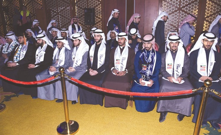 جانب من الخريجين لدى تكريمهم ﻿