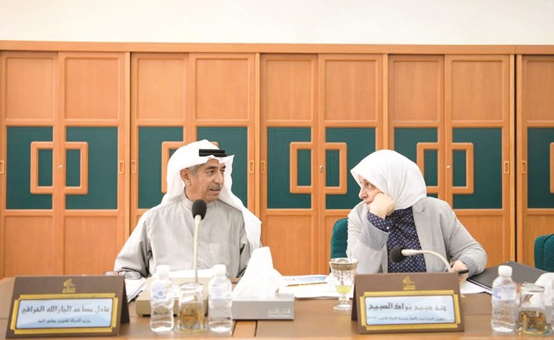 هند الصبيح وم. عادل الخرافي أثناء اجتماع اللجنة﻿