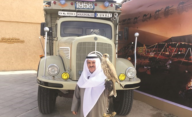 محمد ضيف الله شرار ممسكا بأحد طيور القرية التراثية﻿