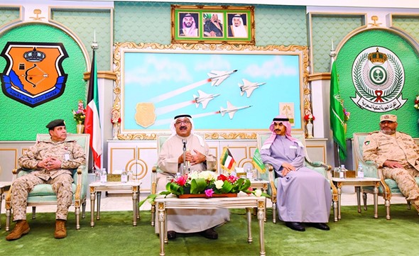 النائب الأول لرئيس مجلس الوزراء ووزير الدفاع الشيخ ناصر صباح الأحمد ملقيا كلمته خلال زيارته قواتنا المشاركة في عملية «إعادة الأمل»