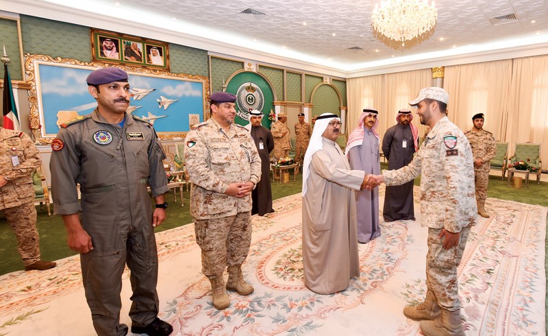 الشيخ ناصر صباح الأحمد مصافحا اعضاء  القوة الكويتية المشاركة  في عملية «إعادة الأمل»