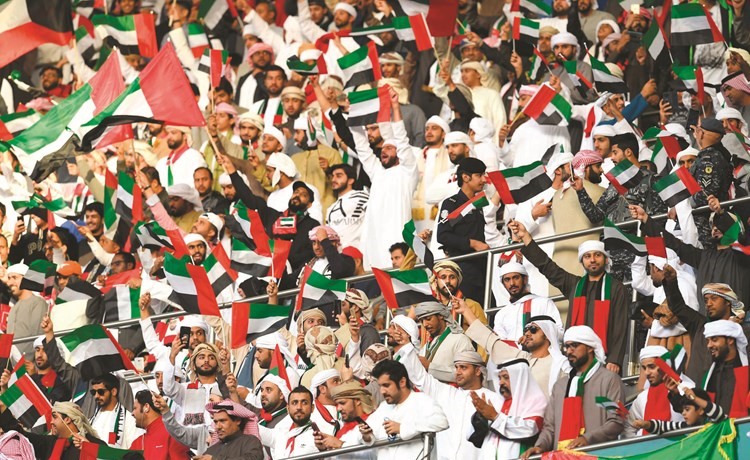 الجمهور الإماراتي يشجع ويغني 						(هاني الشمري - احمد علي - محمد هاشم - قاسم باشا)﻿