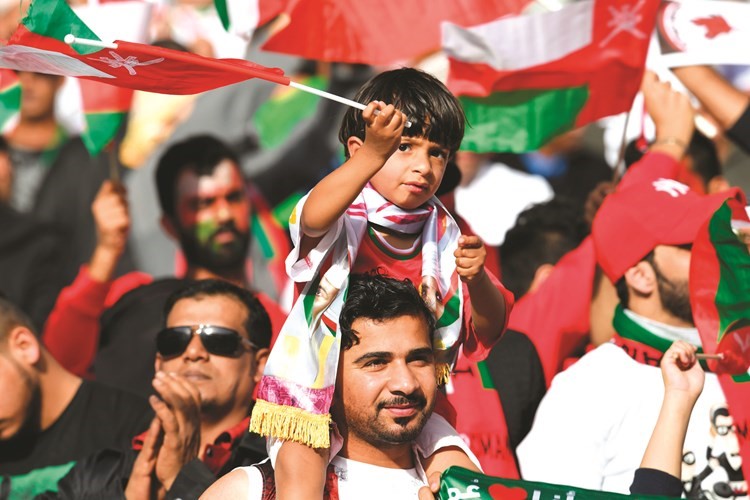 عماني وابنه يشجعان﻿