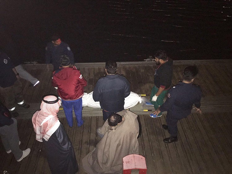 وفاة مواطن وفقدان شخص آخر في حادث تصادم بين زورقين بالقرب من نادي الفحيحيل البحري