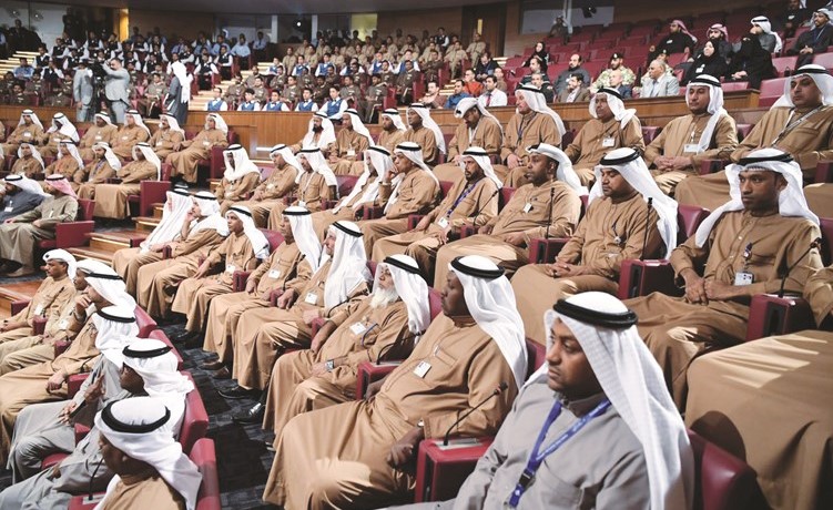 موظفو الخدمات الأساسية والمساندة خلال حفل التكريم﻿