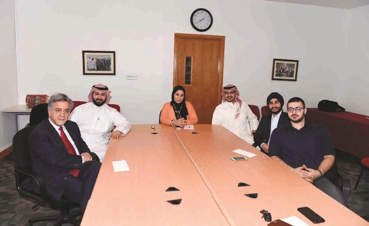 فريق نموذج الامم المتحدة بالجامعة الأمريكية في الكويت صباح الصباح وحسين خشاب وعلي القلاف وانجن سيتهي ود.غلام رضا مع الزميلة الاء خليفة﻿