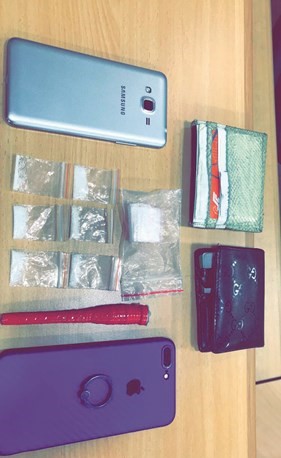 جانب من المضبوطات خلال حملات الامن العام مواد مخدرة ومشروبات مسكرة﻿