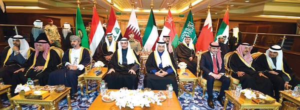 ممثل صاحب السمو الأمير الشيخ صباح الأحمد سمو رئيس مجلس الوزراء الشيخ جابر المبارك والى جانبه رئيس مجلس الامة مرزوق الغانم وأنس الصالح وعلي بن الحسين في المنصة الرئيسية 	