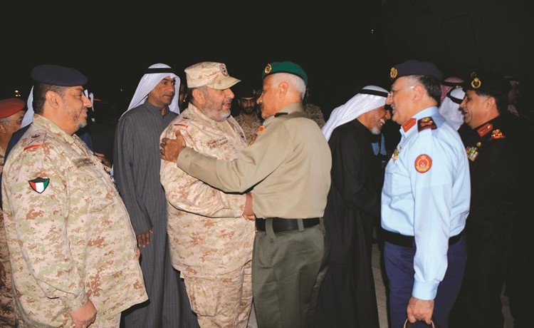 الفريق الركن محمد الخضر مصافحا اللواء الركن خالد الصالح واللواء الركن عبدالله الفودري ﻿