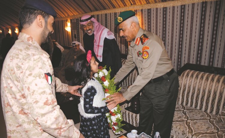 استقبال بالورود لرئيس الاركان الفريق محمد الخضر ﻿
