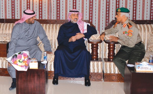 حديث بين الفريق الركن محمد الخضر والشيخ احمد المنصور والفريق الركن عبد الله النواف