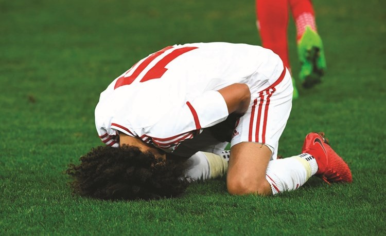 لاعب الامارات عمر عبد الرحمن متحسرا على ضياع اللقب﻿