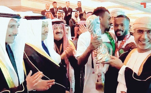 ممثل صاحب السمو.. سمو رئيس مجلس الوزراء الشيخ جابر المبارك بعد تسليمه الكأس لقائد منتخب عمان وبجانبه رئيس مجلس الأمة مرزوق الغانم 