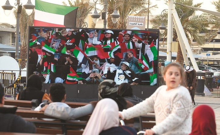 مشجعون في سوق المباركية