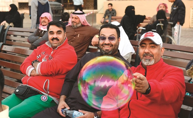 مشجعون في سوق المباركية