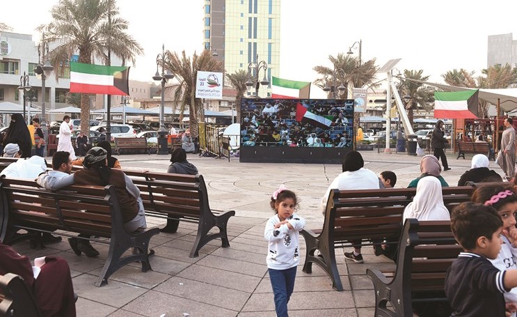 مشجعون في سوق المباركية