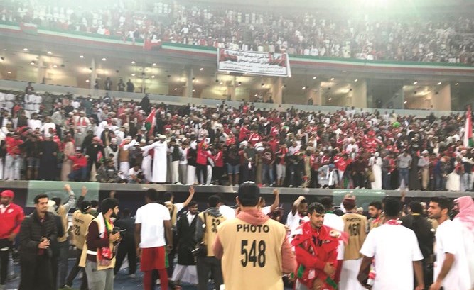 تدافع الجمهور تسبب في سقوط الحاجز﻿