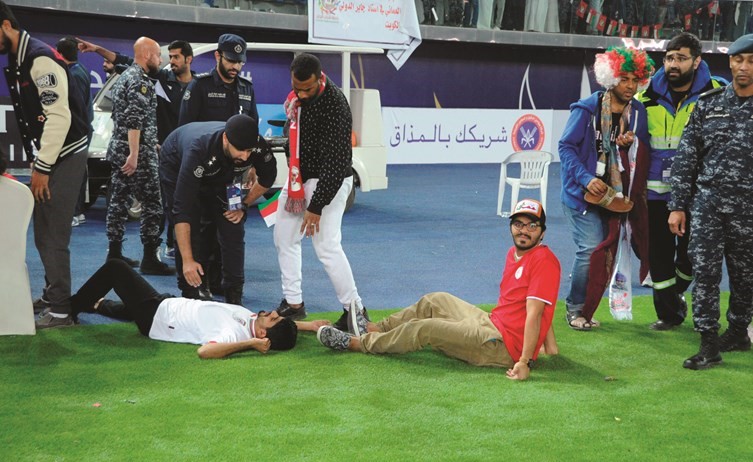 اصابات طفيفة بين الجمهور العماني ﻿