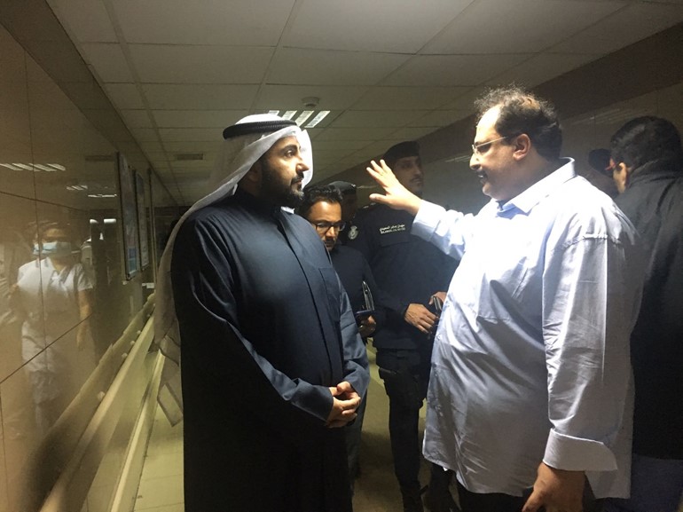بالفيديو.. وزير الصحة يطمئن على مصابي التدافع في مستشفى الفروانية