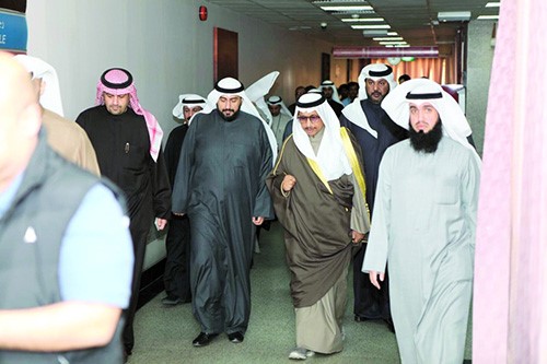 بالفيديو .. الغانم ورئيس الوزراء تفقدا المصابين في حادثة التدافع بستاد جابر