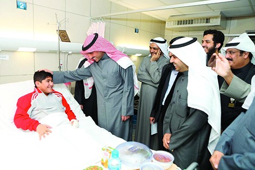 بالفيديو .. الغانم ورئيس الوزراء تفقدا المصابين في حادثة التدافع بستاد جابر