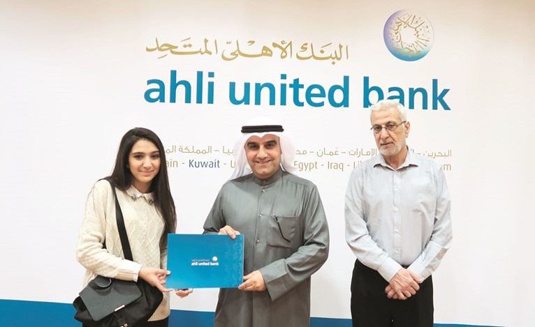 الفائزة ووالدها خلال تسلم الجائزة من مدير الأفرع﻿