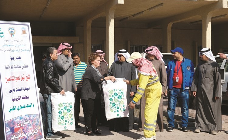 جانب من توزيع البطانيات على المستحقين﻿