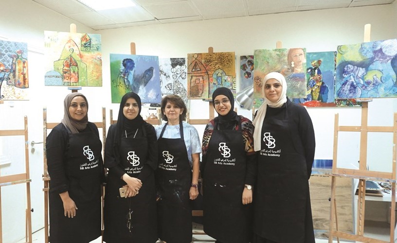 عدد من المشاركات في الورشة﻿