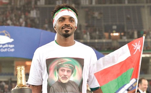 أحمد كانو يحمل جائزة أفضل لاعب﻿