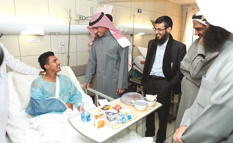 رئيس مجلس الامة مرزوق الغانم يطمئن على احد المصابين﻿