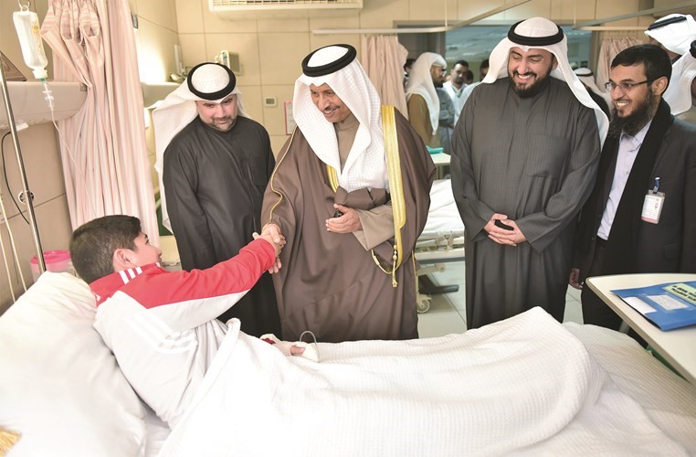  ﻿ويصافح طفلا متمنيا له الشفاء العاجل ﻿