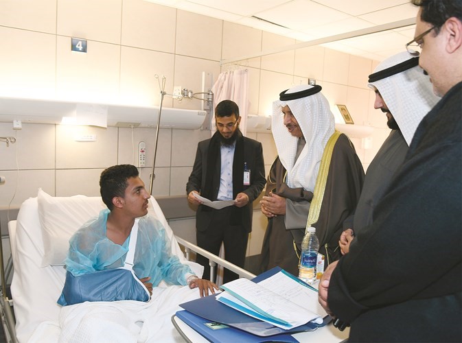 ويتمنى الشفاء لمشجع وبجانبه وزير الصحة الشيخ د. باسل الصباح ﻿