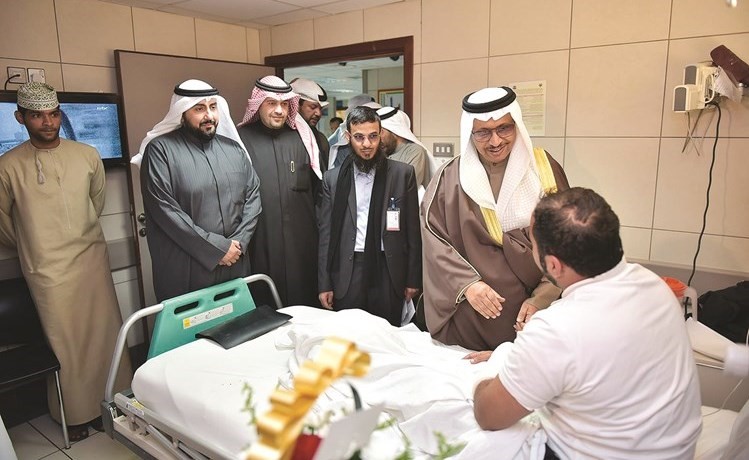  ﻿سمو رئيس الوزراء الشيخ جابر المبارك يطمئن على احد المصابين ﻿