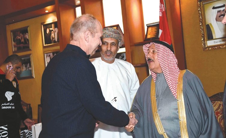 جواد بوخمسين مصافحا مدرب عمان الهولندي بيم فيربيك﻿