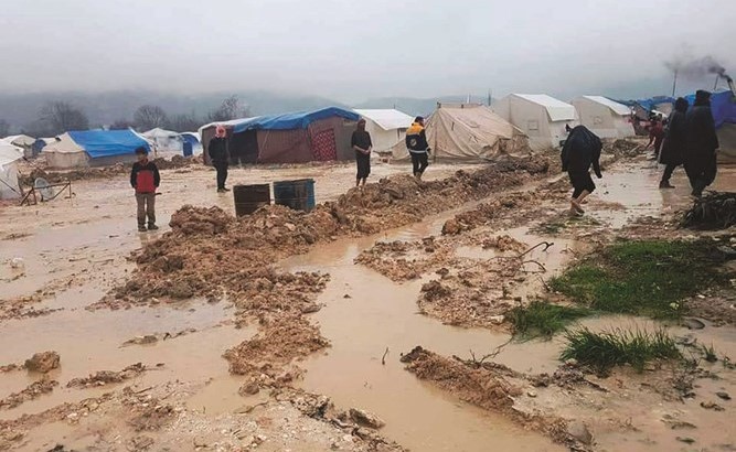 الأمطار تغرق مخيم جسر الشغور والبرد يتربص بأطفاله كحال المخيمات التي تؤوي النازحين في الشمال-(انترنت)﻿