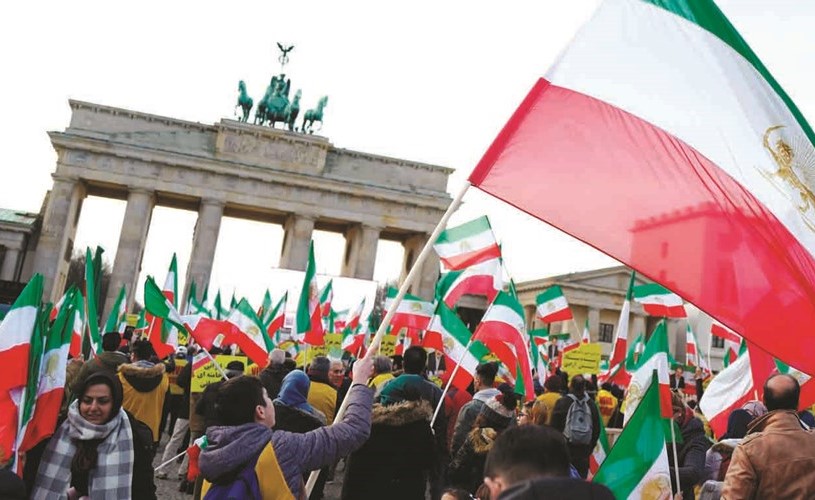  مسيرة امام بوابة براندينبرغ في المانيا للتضامن مع للاحتجاجات في ايران- ( رويترز) ﻿