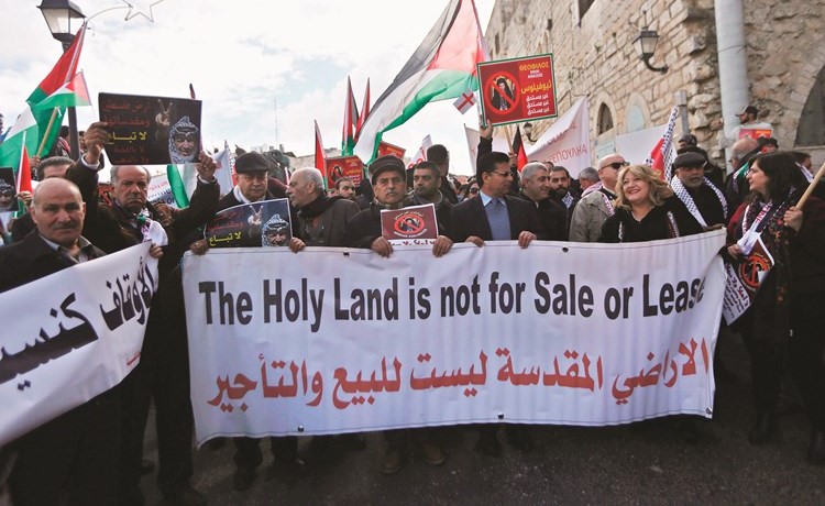  فلسطينيون يحتجون على حضور بطريرك الروم الأرثوذوكس احتفالات الميلاد في بيت لحم - ( ا.پ)﻿