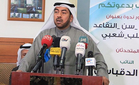 علي الدقباسي متحدثا للحضور﻿