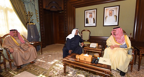 الشيخ ناصر صباح الأحمد خلال لقائه مع وزير الداخلية السعودي 