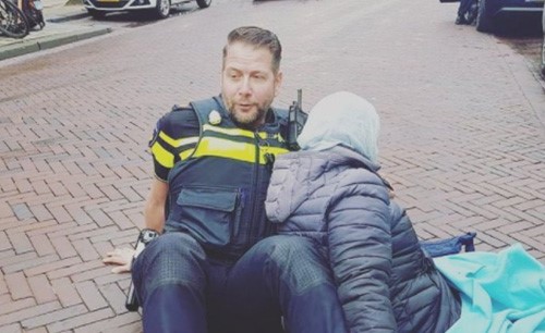 شاهد.. ماذا صنع شرطي هولندي مع امرأة محجبة بعدما أصيبت في حادث سير؟