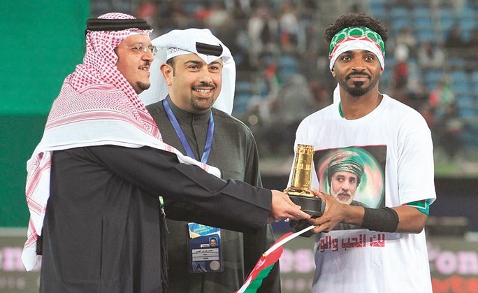 VIVA تمنح جائزة أفضل لاعب للعماني كانو﻿