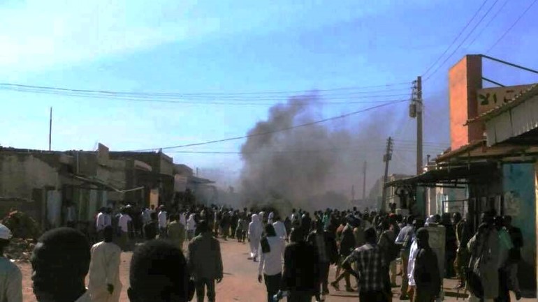 السودان.. تفريق مظاهرات بسبب رفع سعر الخبز وسط حملة اعتقالات ومصادرة صحف
