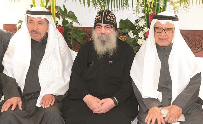 عبدالعزيز البابطين وفهد المعجل يقدمان التهاني للقمص بيجول الانبا بيشوي﻿