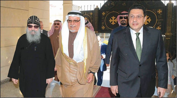 الشيخ علي الجراح قدم التهاني للقمص بيجول ويبدو السفير طارق القوني (محمد هاشم)