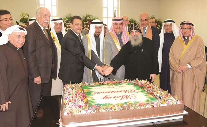 الشيخ علي الجابر والفريق م.ثابت المهنا والسفير المصري طارق القوني والقمص بيجول الانبا بيشوي ومحمد السنعوسي والقس عمانويل غريب وجمع من الحضور خلال قطع كيك من الحلوى احتفالا بالمناسبة﻿