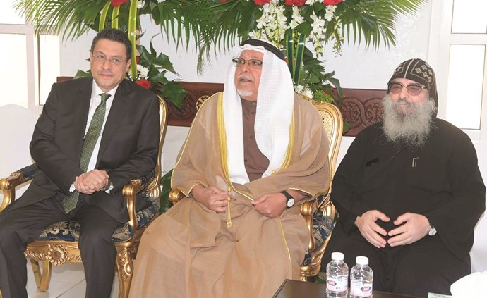 الشيخ علي الجراح مقدما التهاني بحضور السفير المصري طارق القوني                (محمد هاشم)﻿