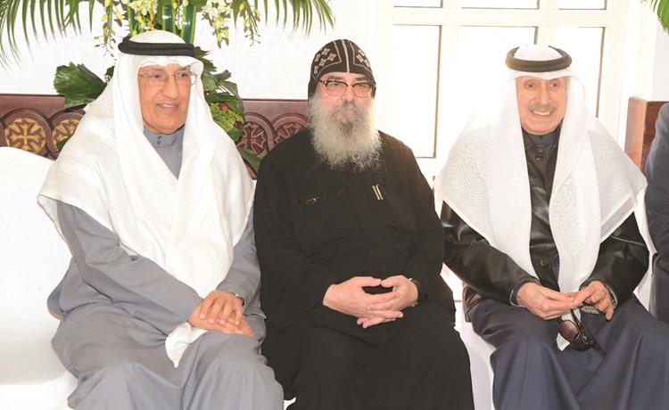 السفير عبدالعزيز الشارخ مقدما التهاني﻿