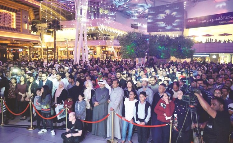 حضور كثيف في الأفنيوز لمتابعة احتفال التجاري بالفائزين﻿