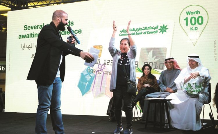 فرحة بالفوز خلال الإعلان عن الجائزة﻿